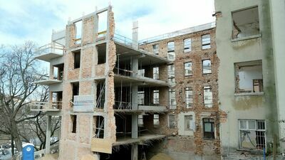 Deweloper przebudowujący kamienicę mógł rozebrać tylko część zachodniej ściany budynku. Rozebrał niemal całą