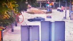 Pijany wyprzedza, BMW wpada w poślizg i wjeżdża na chodnik, którym idzie pieszy. Nagranie