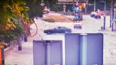 Pijany wyprzedza, BMW wpada w poślizg i wjeżdża na chodnik, którym idzie pieszy. Nagranie