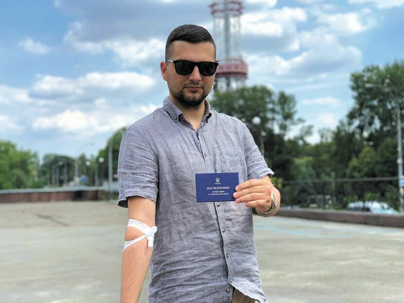Artem Riasa po oddaniu krwi dla rannych na wojnie