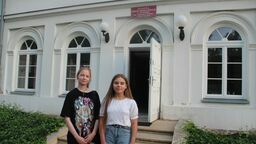 Uczennice szkoły muzycznej Julia i Karolina. Grają na skrzypcach