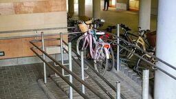 Rowery tarasują podjazd dla niepełnosprawnych