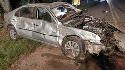 Kierowca zginął na miejscu. Ford wpadł do rowu i uderzył w drzewo