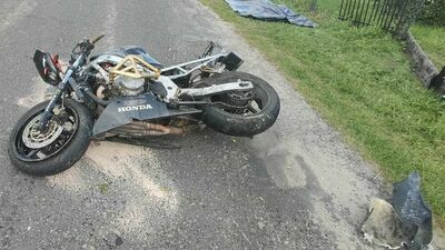 Młody motocyklista rozbił się na ogrodzeniu. Gdyby uszanował wyrok sądu, by żył