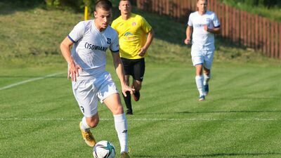 Krystian Kobus (w białym stroju) zdobył w sobotę dwie bramki

