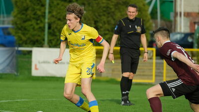 Aleksander Bzowski (w żółtym stroju) jest jednym z najważniejszych zawodników rezerw świdnickiej Avii

