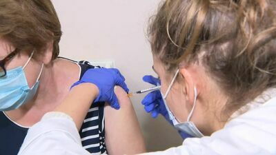 COVID-19. Ruszyły szczepienia czwartą dawką