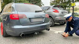 Kontrola poziomu hałasu w zatrzymanym audi