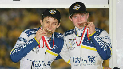 Mateusz Cierniak (z prawej) i Wiktor Lampart w niedzielę z Motorem zdobyli Drużynowe Mistrzostwo Polski. W piątek byli głównymi bohaterami finałowej rundy Grand Prix 2 w Toruniu.