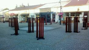 Dzięki monitoringowi udało się namierzyć nastolatków, którzy w 2020 roku uszkodził figurki w szopce bożonarodzeniowej znajdującej się na rynku w Hrubieszowie. Kamery na deptaku nie powstrzymały natomiast chuliganów, który pod osłoną nocy wszystkie znajdując się tam ławki ustawił na sztorc