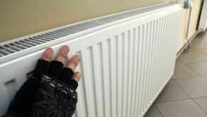 Osoby korzystające z ciepła z sieci już teraz powinny odkręcić zawory grzejników, aby zapobiec ich zapowietrzeniu. 