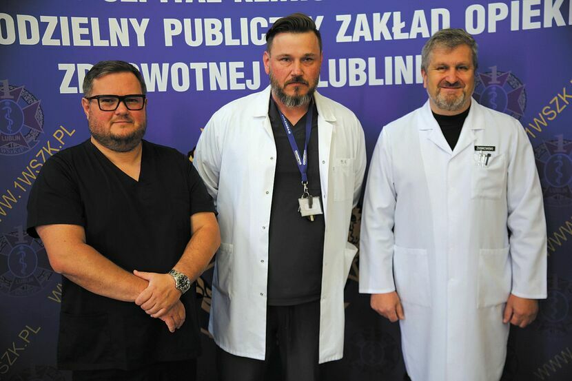 Jacek Kiś, Marcin Kubiak i Remigiusz Żebrowski to lekarze z 1. Wojskowego Szpitala w Lublinie, którzy szkolą się w zakresie operowania z użyciem robota