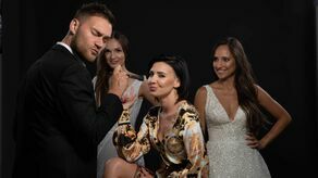 Jak reaguje kobieta, kiedy to mężczyzna dobiera jej suknię ślubną?