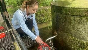 Po wodę przyjeżdża m.in. pani Anna. – Smakuje dużo lepiej niż kranówka czy też woda ze studni. Bardzo dobra jest zwłaszcza po przegotowaniu – przyznaje nasz rozmówczyni.