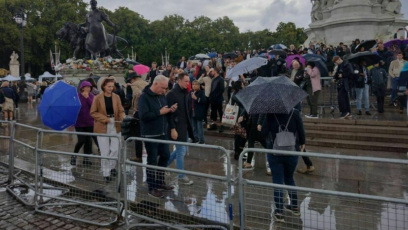 Okolice Pałacu Buckingham po śmierci Elżbiety II