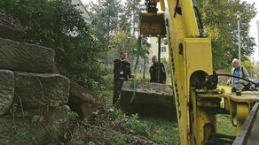 Przy użyciu ciężkiego sprzętu zaglądano pod każdy z kamiennych bloków