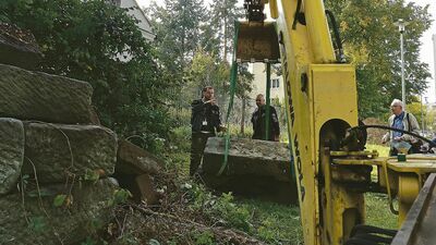 Przy użyciu ciężkiego sprzętu zaglądano pod każdy z kamiennych bloków