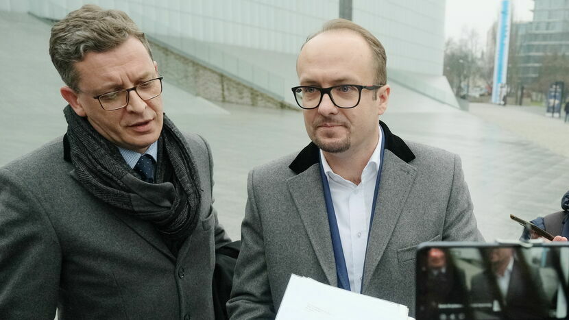 Piotr Kowalczyk (z prawej; na zdjęciu z mecenasem Markiem Chołdzyńskim) od początku utrzymuje, że jest niewinny, a cała afera to polityczna zemsta PiS za to, że kiedyś opuścił to ugrupowanie i przeszedł na stronę Krzysztofa Żuka