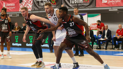 Roman Szymański (w środku) jest w tej chwili drugim centrem Polskiego Cukru Pszczółka Start Lublin