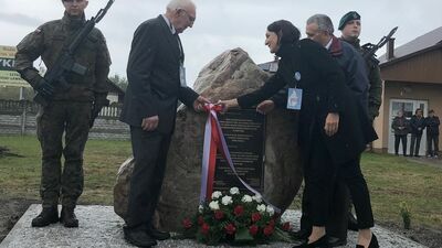 Wraz z Magdaleną Gawin, dyrektor Instytutu Pileckiego symbolicznego odsłonięcia kamienia pamięci dokonali Jan Róg (z rodziny Kowalów) i Czesław Łubiarz, potomkowie pomordowanych w 1942 roku mieszkańców Majdanu Nowego.