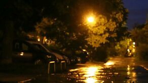 Wychodzi rano do pracy, a on już na nią czeka. Śledzi ją mężczyzna przebrany za kobietę