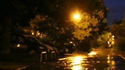 Wychodzi rano do pracy, a on już na nią czeka. Śledzi ją mężczyzna przebrany za kobietę