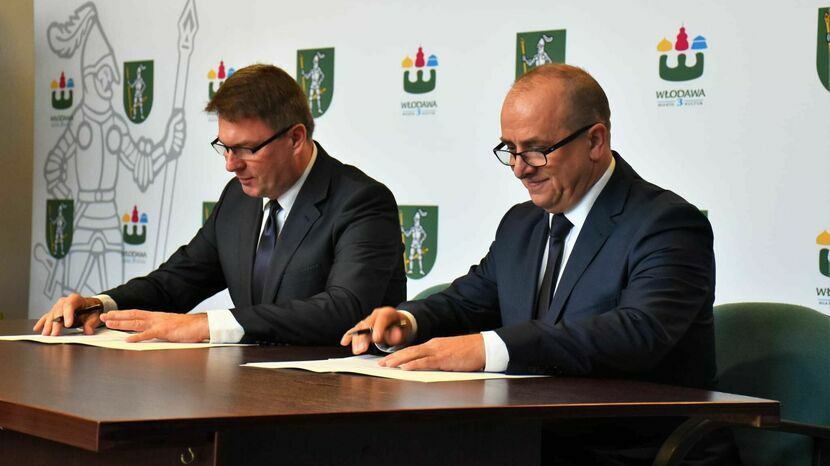 Porozumienie w sprawie współpracy podpisali burmistrz Włodawy Wiesław Muszyński (z lewej) i rektor UMCS prof. Radosław Dobrowolski<br />
