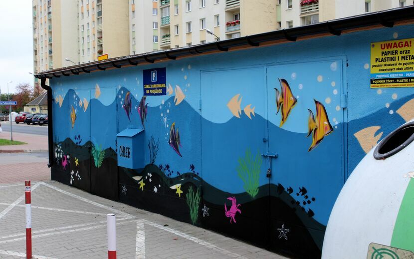 W Puławach przybywa murali i przykładów dobrego graffiti. Takiego, które zdobi, a nie szpeci miejsca publiczne. Akwarium na śmietniku to najnowsze dzieło artystów spod szyldu „Malowanie Puławy”