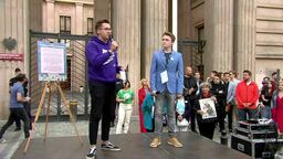 Protest przed resortem edukacji. "Nie pozwolimy na takie hity w polskiej oświacie"