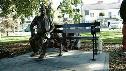Montaż ławeczki. Jan Kleniewski (1845- 1918) z brązu na żeliwnej ławeczce przy alejce na niedawno odnowionym skwerze w centrum Opola Lubelskiego