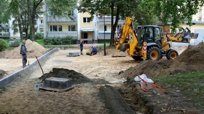 Mieszkańcy wieżowca na Lessla 1 muszą przyzwyczaić się do tymczasowych utrudnień. Przed ich blokiem pracuje ciężki sprzęt. Roboty mają zakończyć się w październiku