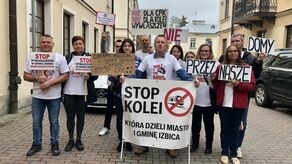 Przedstawiciele CPK spotkali się z dziennikarzami w hotelowej sali konferencyjnej. Mieszkańców zainteresowanych inwestycją było niewielu, ale nie pozwolono im wejść do środka. Przez cały czas trwania blisko dwugodzinnego „śniadania prasowego” stali ze swoimi transparentami przed hotelem.