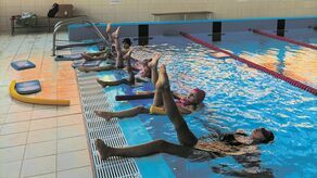 Nauka pływania artystycznego. Adepci debiutują w brodziku