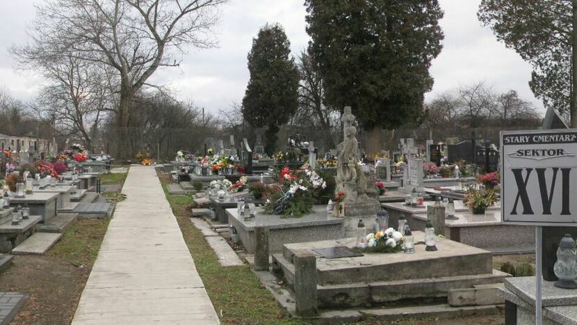 Hrubieszowski cmentarz został założony pod koniec XVIII wieku i na przestrzeni stuleci sukcesywnie się zapełniał. Teraz miejsc na nowe groby praktycznie już tu nie ma.