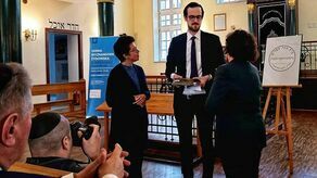 Moment przekazania książek. Od lewej: rabinka Małgorzata Kordowicz, Stephan Kummer i delegatka z Lublina do Związku Gmin Wyznaniowych Żydowskich w RP Józefina Ciepiela Bakall