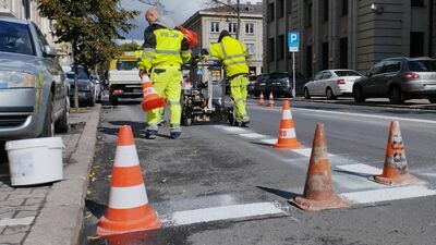 Drogowcy zaczęli zmieniać oznakowanie ulicy, nowe rośliny powinny się pojawić za niecały miesiąc