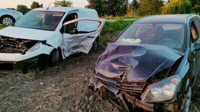 Jeden chciał wyprzedzić, drugi skręcić. Nie dogadali się, dwie osoby w szpitalu