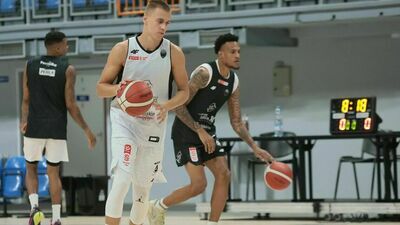 W hali Globus problemy z deszczem. Memoriał Zdzisława Niedzieli przeniesiony