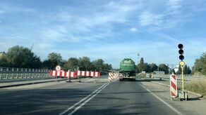 „Wahadło” przy al. 1 Maja już jest, bo jeździ się tylko prawą stroną jezdni. Od wtorku sygnalizacja świetlna zacznie działać w innym miejscu, a ruch zostanie przeniesiony na lewy pas.