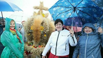 Dożynki Wojewódzkie 2022 w Radawcu. Wieńce i nalewka na stołach. Zdjęcia