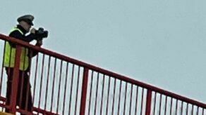 Funkcjonariusz na wiadukcie nad S17 w okolicach węzła Przytoczno sprawdzający odległość między pojazdami