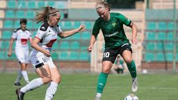 Klaudia Miłek (z piłką) tym razem nie trafiła do siatki
