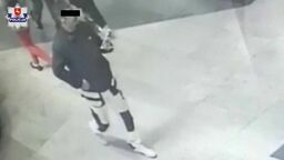 Nagranie z monitoringu pokazujące idącego chodnikiem sprawcę kradzieży.