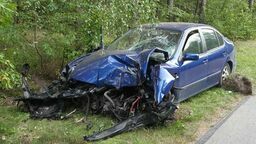 Zamiast jechać po drodze, zniszczył auto w rowie. Miał ponad 2.5 promila alkoholu