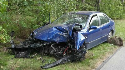 Zamiast jechać po drodze, zniszczył auto w rowie. Miał ponad 2.5 promila alkoholu