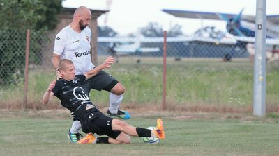 Fragment pojedynku w Radawcu, gdzie w roli gospodarza występuje Sokół Konopnica (czarne stroje)

