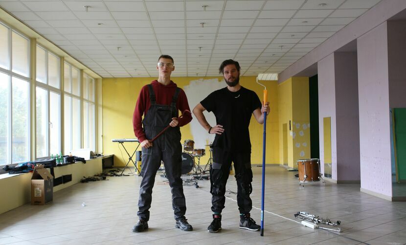 Michał   Stachyra (z   prawej) rozpoczął już remont lokalu przy Centralnej, gdzie już za kilka tygodni mają ruszyć zajęcia jego prywatnej szkoły artystycznej