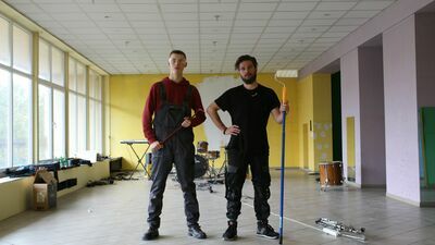 Michał   Stachyra (z   prawej) rozpoczął już remont lokalu przy Centralnej, gdzie już za kilka tygodni mają ruszyć zajęcia jego prywatnej szkoły artystycznej