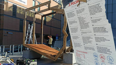 Słynna ławka w kształcie Polski jest już w Lublinie. Co zobaczysz, jak na niej usiądziesz?