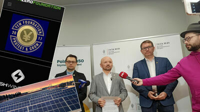 Mamy do czynienia albo z próbą wyłudzenia środków publicznych na ogromną skalę, albo z niewytłumaczalnym działaniem naszych władz, Kraśnika i województwa, które jak w przedszkolu podpisują listy intencyjne z takimi fundacjami - mówi Jacek Bury (w środku)